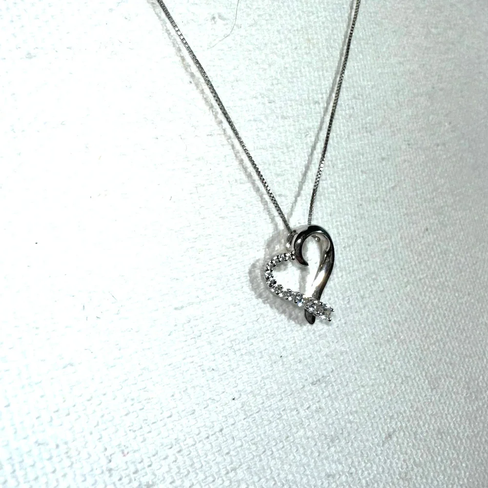 RL - Sterling Silver and CZ Heart pendent on silver chain - Picture 2 of 7